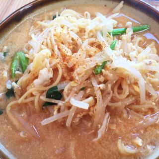 もやしとほうれん草入り！とき玉味噌煮込みラーメン